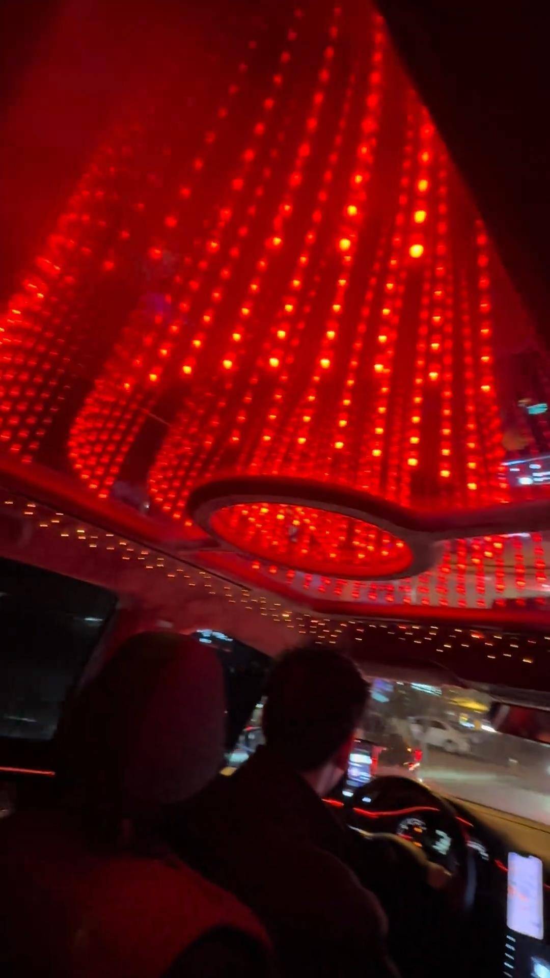 长春一女子打车遇“最炫出租车”<strong></p>
<p>数字货币查询</strong>,车顶被改装为绚丽星空顶,网友:打车竟然打到了移动KTV