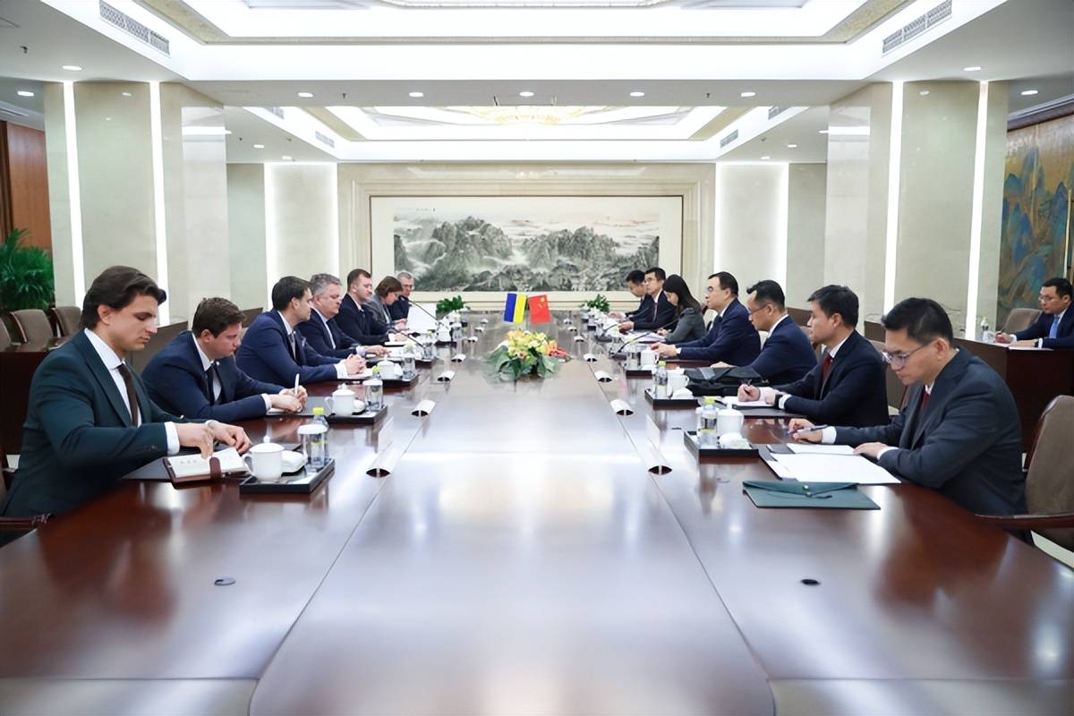 泽连斯基终于点头<strong></p>
<p>数字货币查询</strong>,称乌克兰军队可以撤军顿巴斯,符合美俄诉求!普京向欧洲抛出橄榄枝