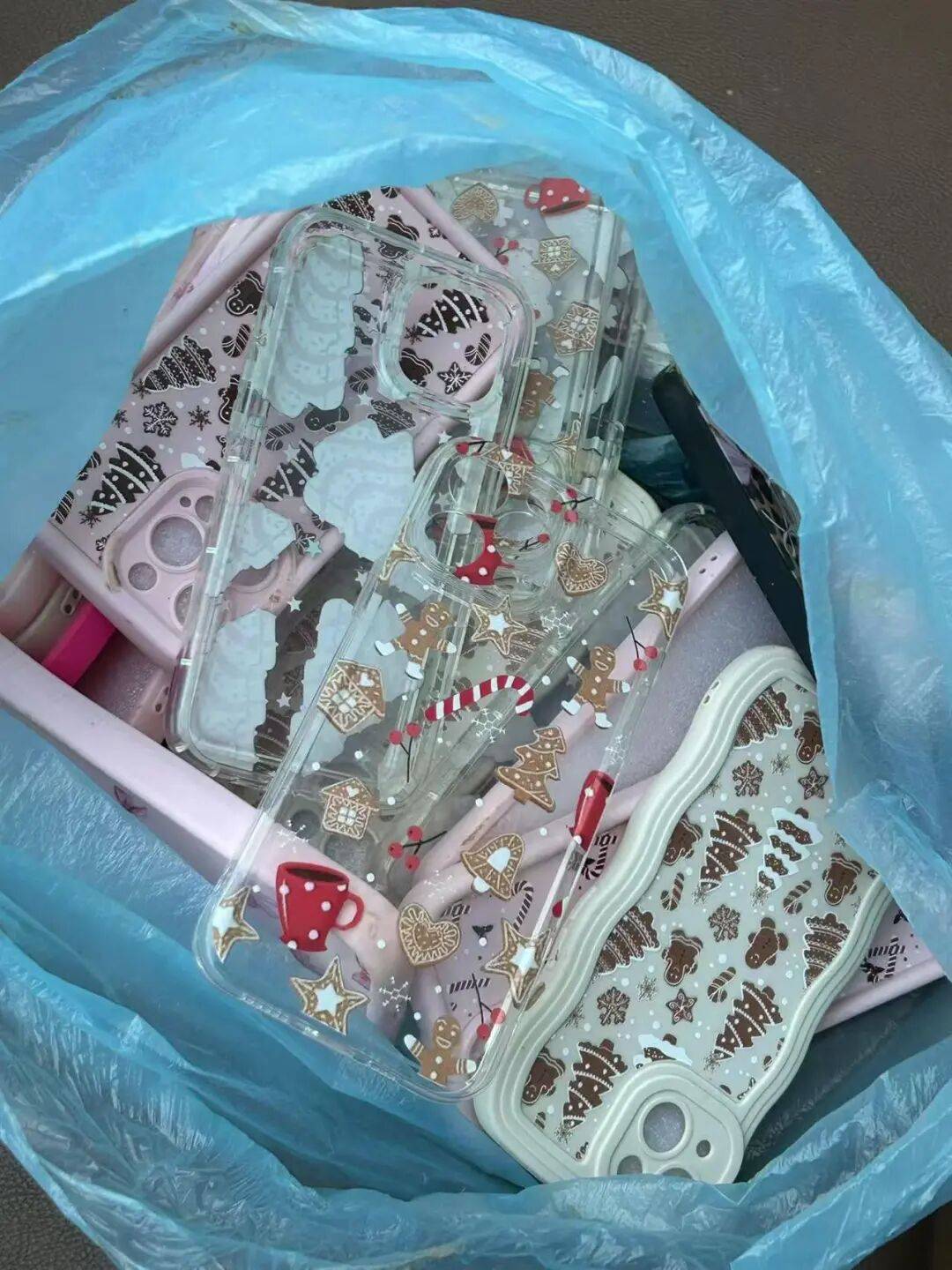 商丘一空地现成堆被丢弃的全新手机壳<strong></p>
<p>数字货币矿机</strong>，多人驱车前往“捡漏”，有人一次捡了50个