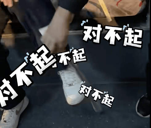 女子坐公交车被带鱼“咬了”？大爷提鱼经过<strong></p>
<p>数字货币走势</strong>，避让时被鱼钩钩住裤子，取下后一个劲道歉