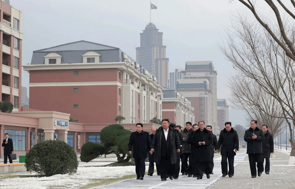 朝鲜“万套住宅”震撼亮相<strong></p>
<p>币安数字货币</strong>,金正恩莅临现场指导感叹:潮流之作