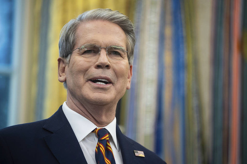 美财长：最快将于下周进一步解除对委内瑞拉制裁