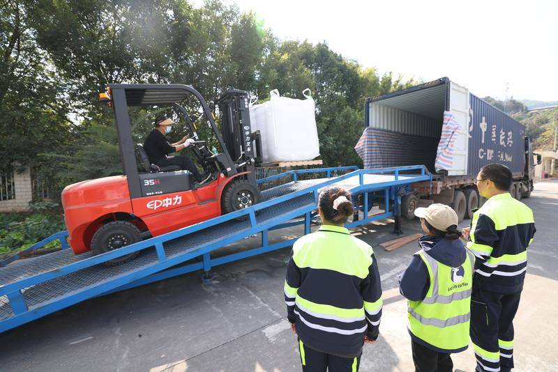 中老铁路首列云南咖啡豆专列发车