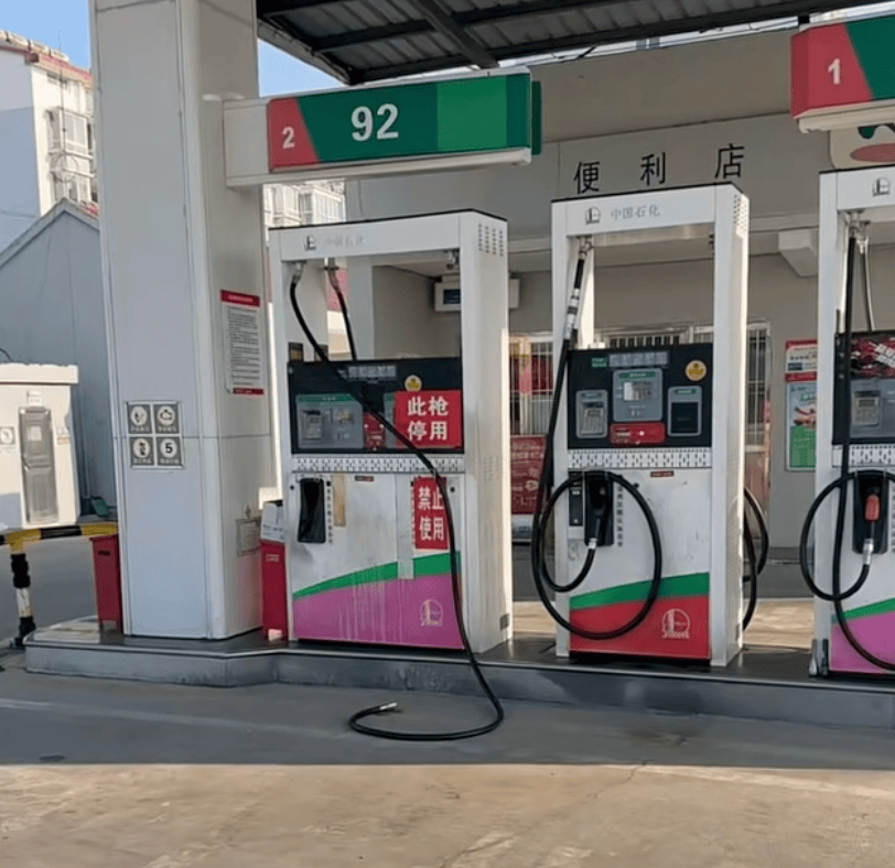 司机加完油未拔油枪驾车离开<strong></p>
<p>BAC数字货币</strong>,油枪被拉断,加油站:断裂油枪已修复,未要求赔偿