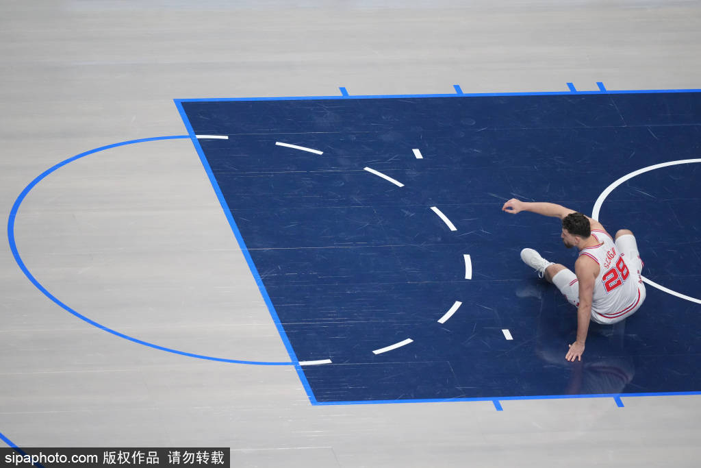 休斯顿火箭队中锋史蒂文·亚当斯因重伤无限期缺阵