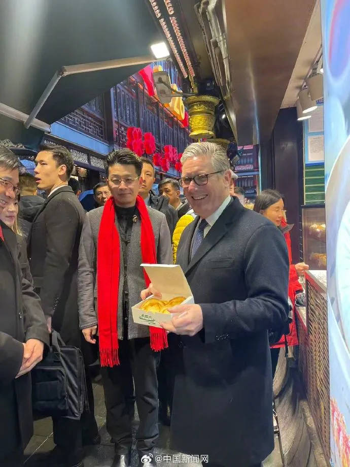 英国首相斯塔默抵达上海<strong></p>
<p>新数字货币</strong>,在参观豫园时体验了沪上名点蝴蝶酥