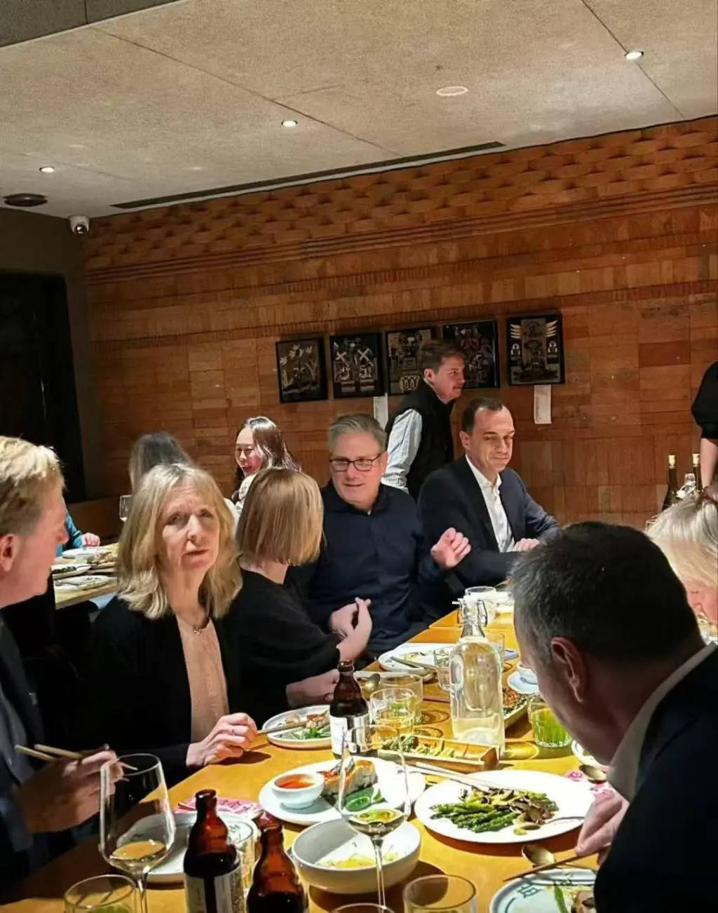 英国首相斯塔默抵达上海<strong></p>
<p>新数字货币</strong>,在参观豫园时体验了沪上名点蝴蝶酥