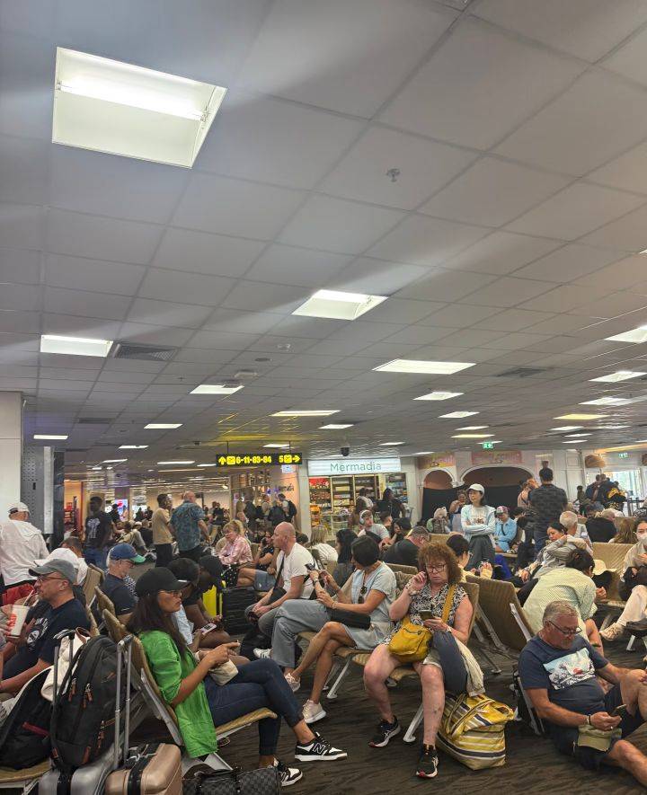 突发!印客机在泰国普吉硬着陆后前轮脱落<strong></p>
<p>数字货币暴跌</strong>,跑道受损机场临时关闭,多趟航班延误或取消,普吉领办:已与机场沟通,妥善安排滞留中国旅客